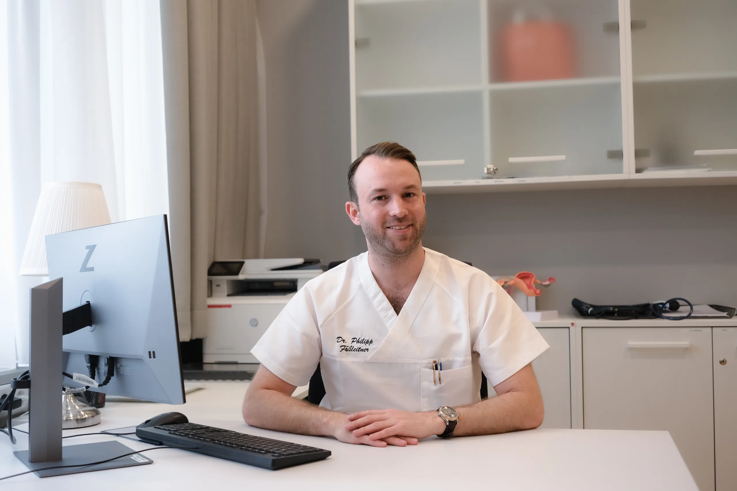 Dr. Fößleitner am Schreibtisch