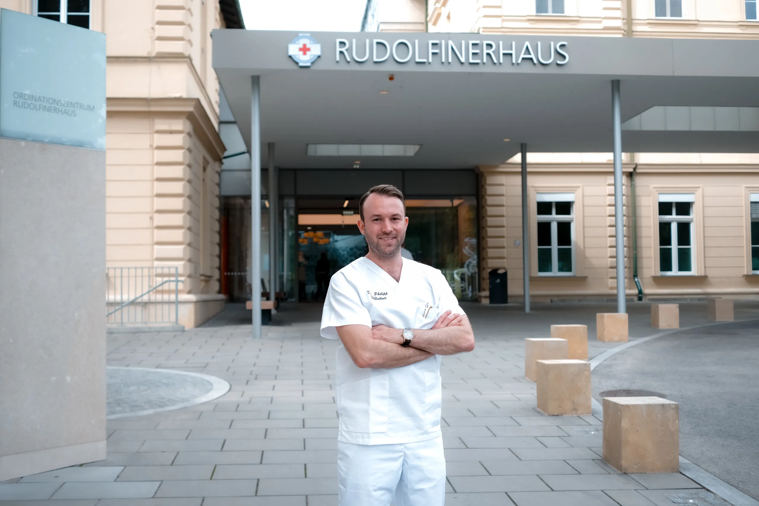 Dr. Fößleitner vor dem Rudolfinerhaus
